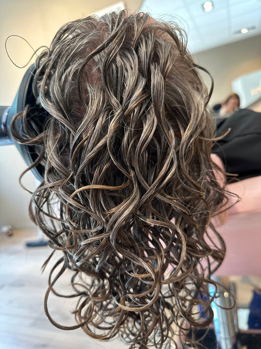 De Reden Achter Grijs Haar en Hoe Het Je Krullen Beïnvloedt